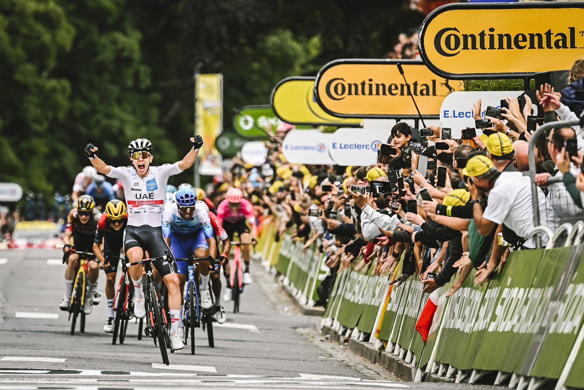 Peloton arrive au finish