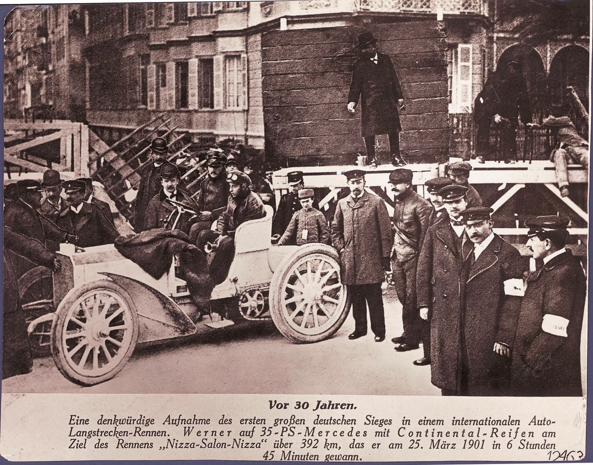 Pilote de course d'époque à bord de sa Mercedes-Benz