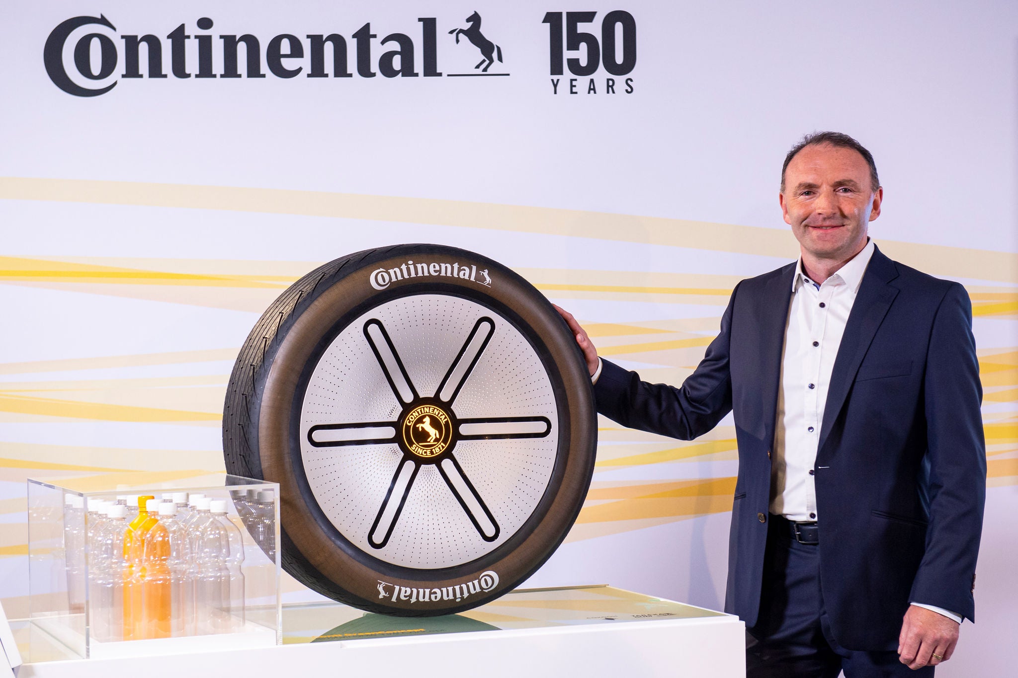 David OÕDonnell, Leitung Erstausruestung Pkw-Reifen der Continental AG, praesentiert am Montag (06.09.21) in Muenchen vor dem Pressebriefing der Continental AG auf der Messe IAA Mobility 2021 eine Konzeptstudie eines Autoreifens als recycelten Plastikflaschen.