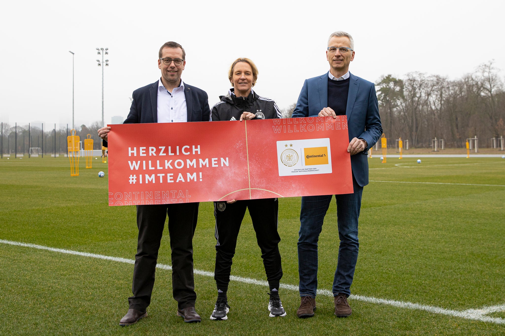 Fototermin mit DFB-Partner Continental beim Training der Frauen-Nationalmannschaft am DFB-Campus, 

Timo Roebbel (Continental Leiter Marketing, Reifen Ersatzgeschaeft Deutschland), Bundestrainerin Martina Voss-Tecklenburg, Juergen Marth (Continental Head of Central Key Account Channel & Region Central BA RE Tires EMEA), 

Frankfurt am Main, 14.02.2023, 

Foto: Thomas Boecker/DFB