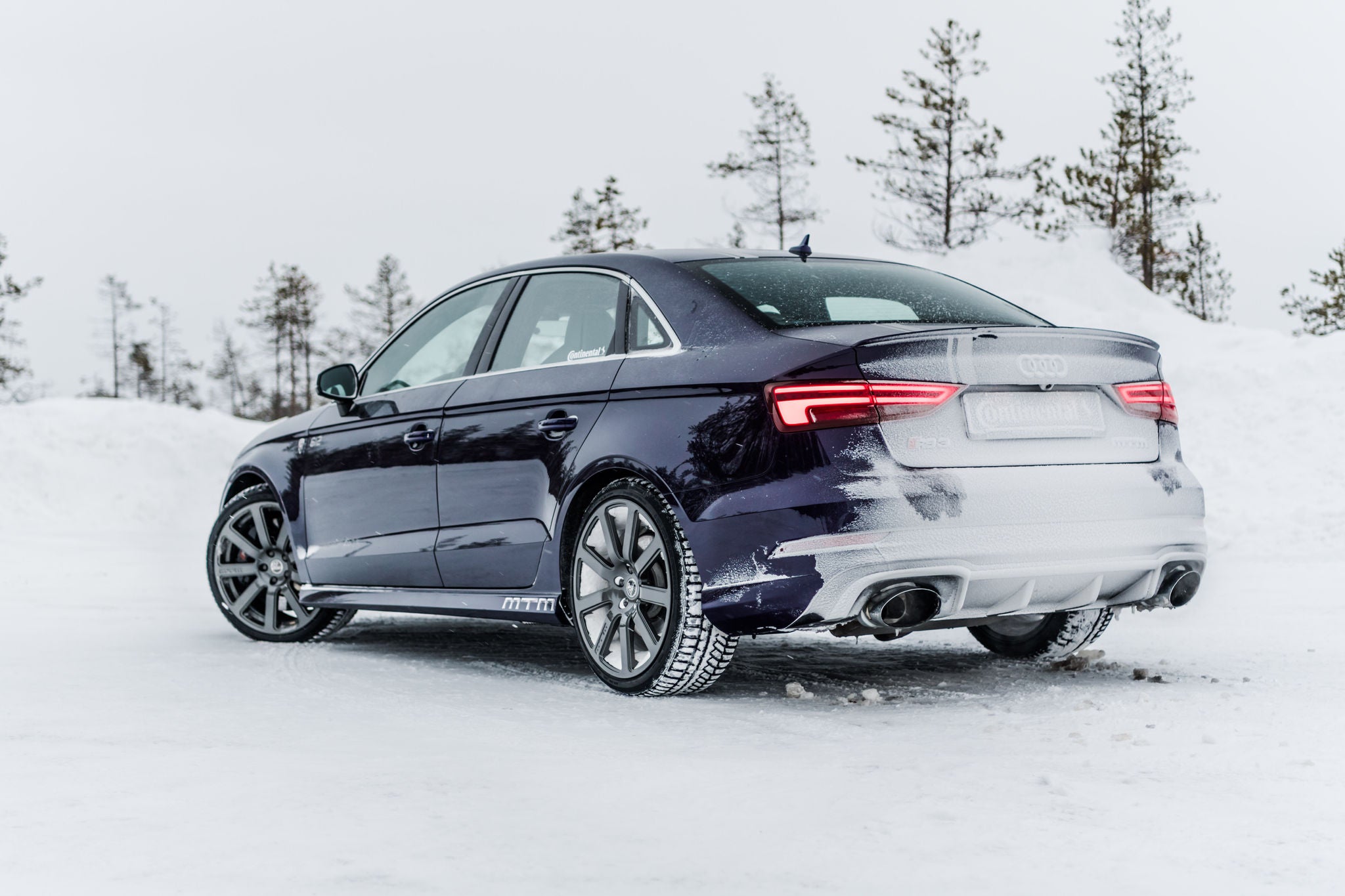 Ein Farbklecks im Schnee: der mtm RS3