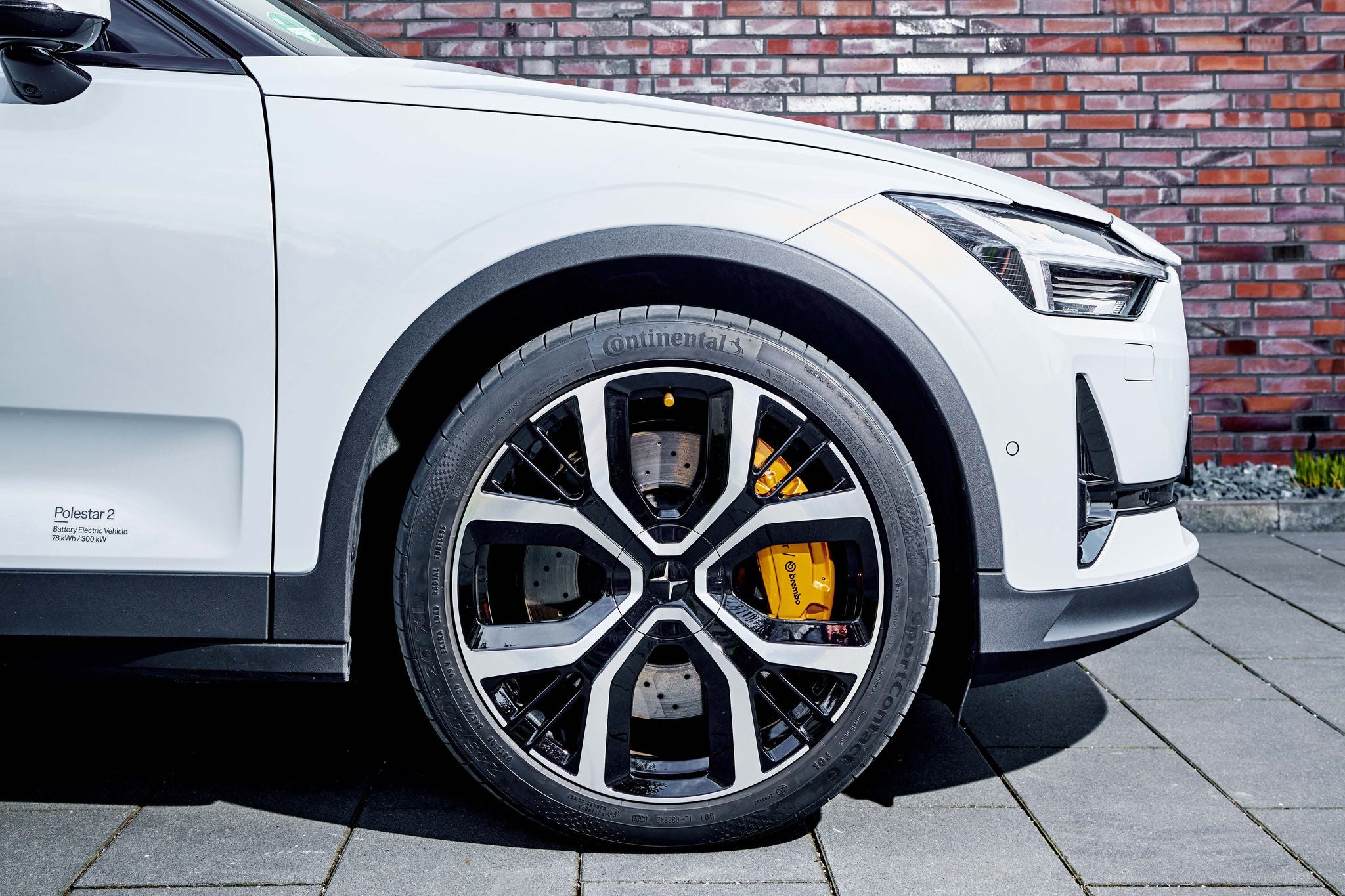 Un pneu Continental de première monte sur le véhicule électrique Polestar 2.