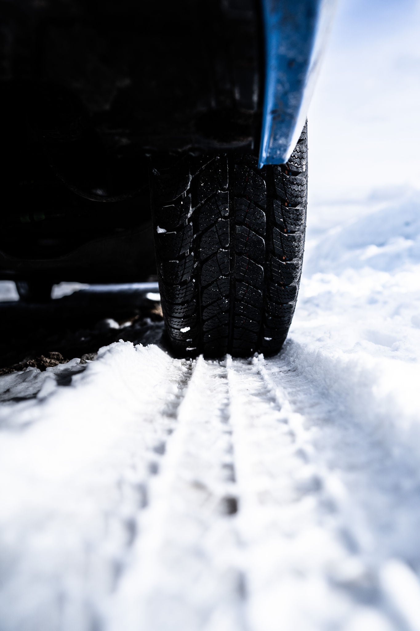 Blue van on Semperit VAN-GRIP 3 tyres creates tracks in the snow