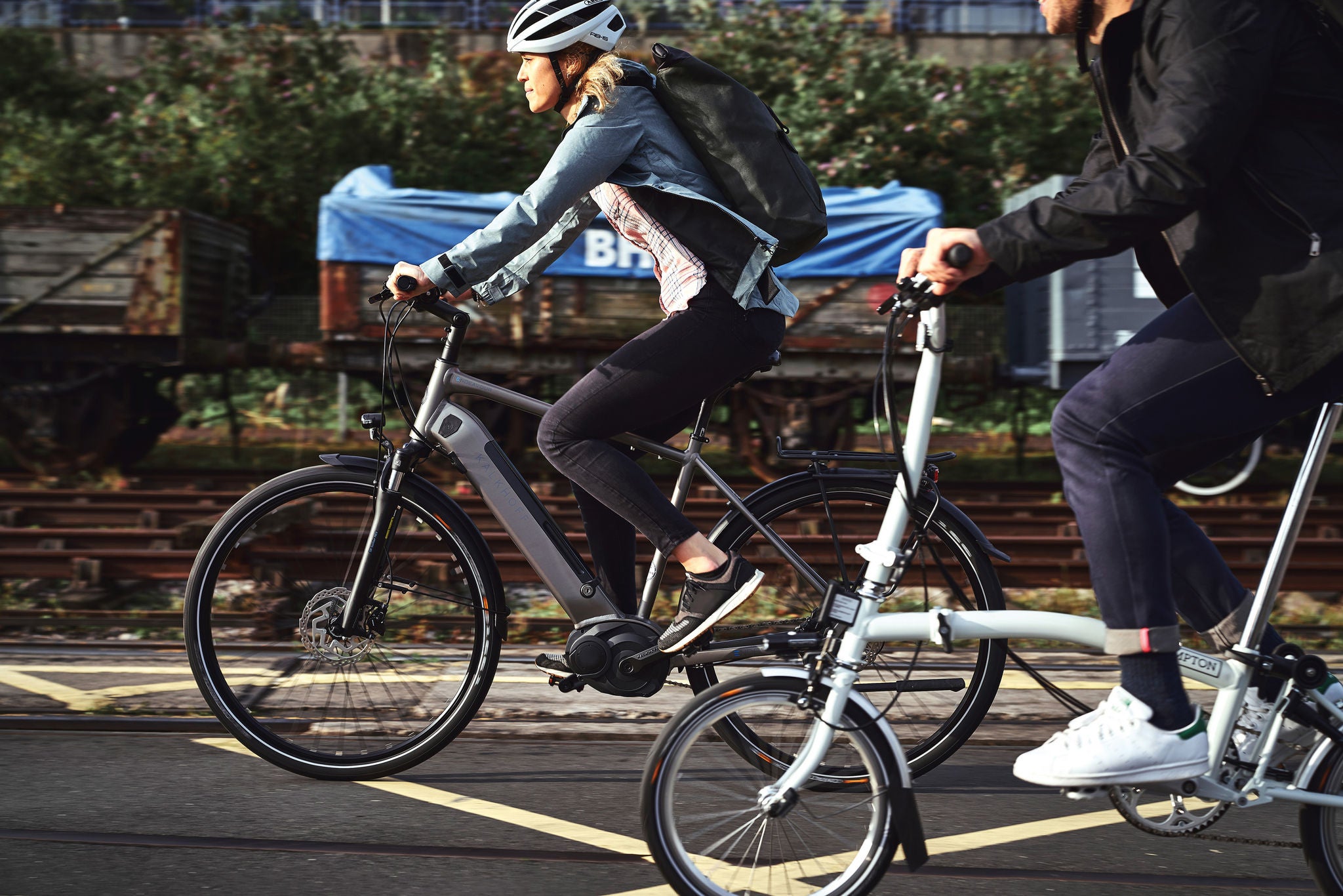 Ein Fahrradfahrerin fährt auf einem Fahrrad