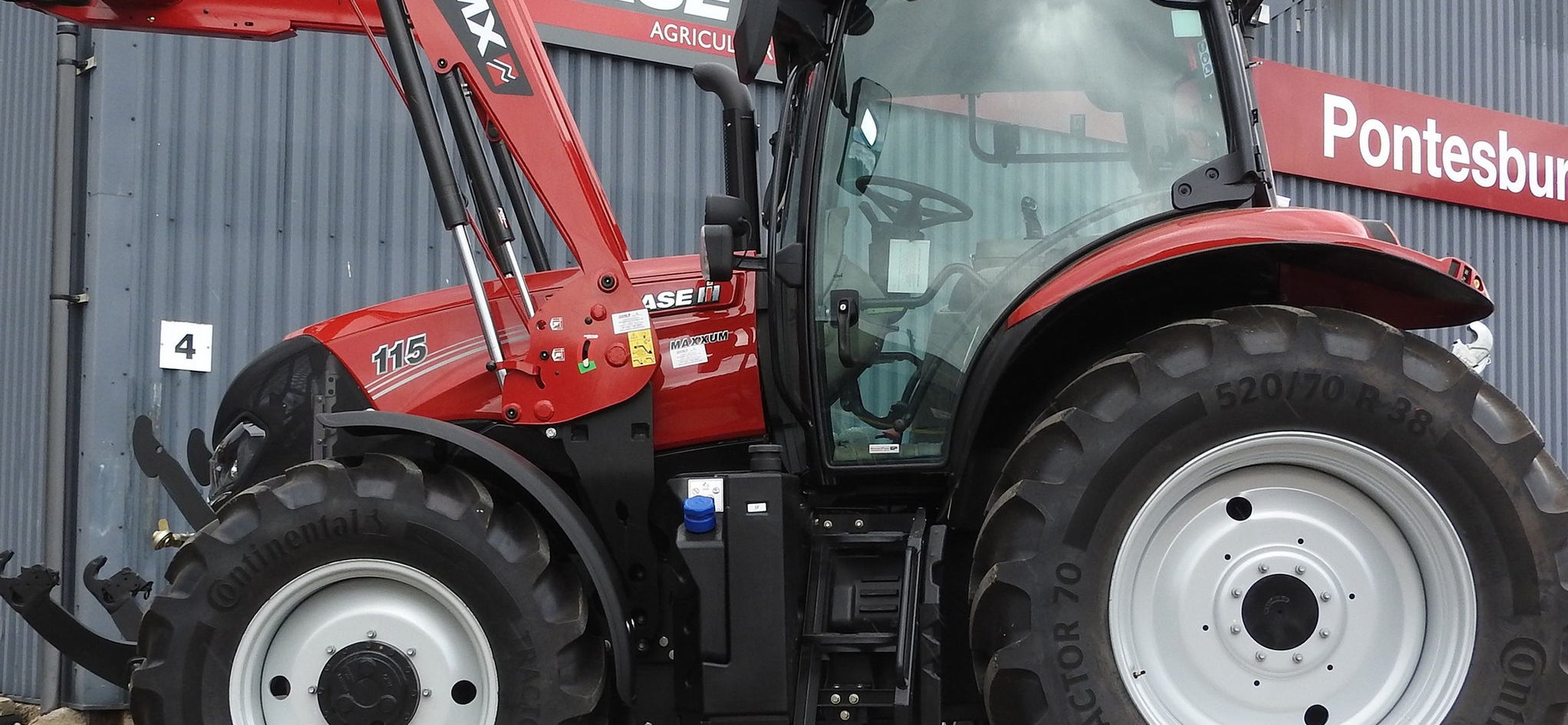 Case Maxxum 115 specificed with Continental Tractor 70 tires