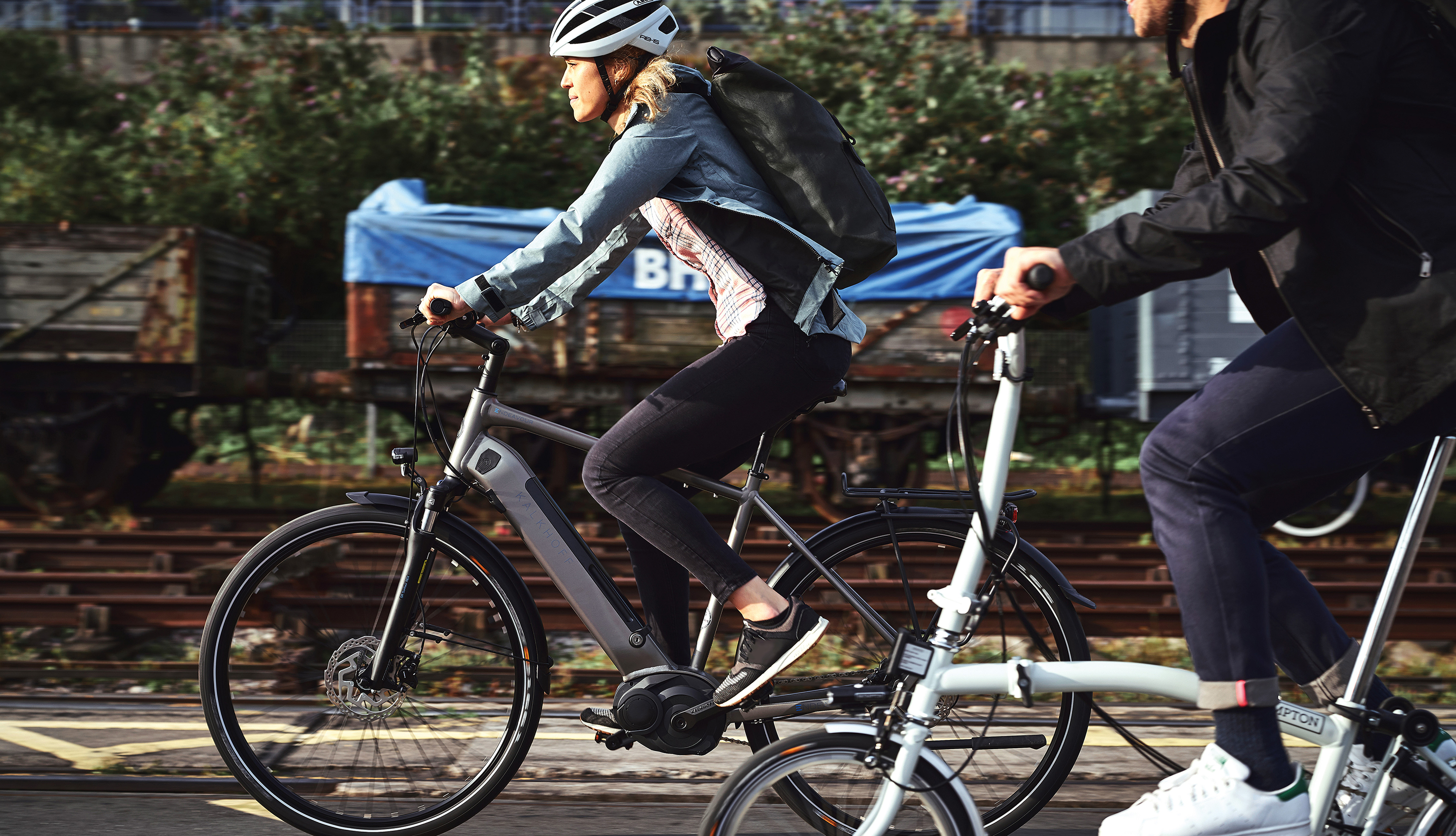 Zwei Personen fahren Fahrrad